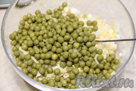 Добавить в миску горошек без жидкости (несколько горошин я оставила для оформления блюда), посолить салат по вкусу, перемешать.
