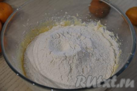 Всыпать разрыхлитель и начать частями добавлять просеянную муку.