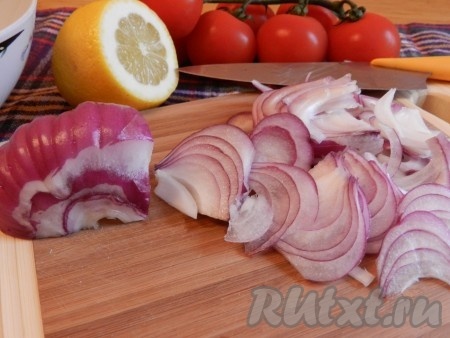 Лук нарезать тонкими полукольцами.