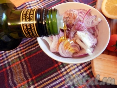 Сложить нарезанный лук в отдельную тарелочку, посолить, поперчить по вкусу, полить лимонным соком и оливковым маслом. Перемешать и оставить на несколько минут.