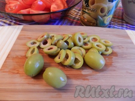 Оливки нарезать колечками.