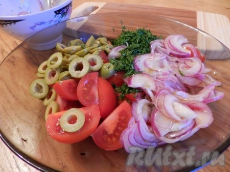 Соединить в салатнице все ингредиенты, перемешать.