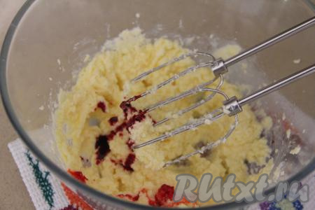 Добавить краситель и снова перемешать миксером.