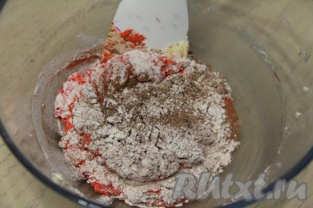 Всыпать разрыхлитель, какао и соль, частями начать добавлять просеянную муку, перемешивая тесто для печенья лопаткой. Как только перемешивать станет сложно, начните замешивать тесто руками, постепенно собирая его в пластичный, слегка липнущий ком. Как только тесто соберётся в шар, который будет совсем немного липнуть к рукам, значит больше добавлять муку не нужно.