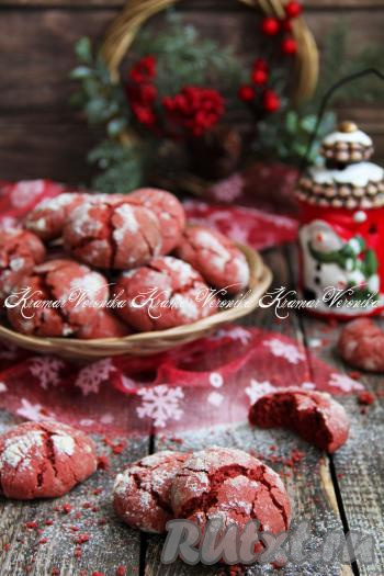 Печенье достать из духовки, слегка остудить, а затем переложить на тарелку.