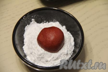 Разделить тесто для печенья на 12 равных частей. Из каждой части теста сформировать шарик. Сформированные шарики обвалять со всех сторон в сахарной пудре.