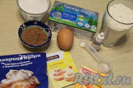 Подготовить продукты для приготовления печенья "Красный бархат" в домашних условиях. Сливочное масло для приготовления печенья должно быть мягким (комнатной температуры), поэтому достаньте его заранее, чтобы оно согрелось и размягчилось.