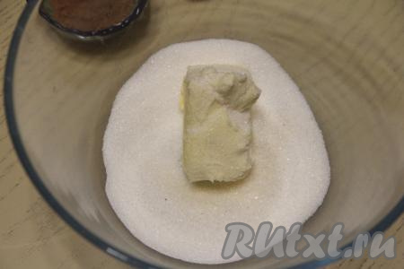 В объёмной миске соединить мягкое сливочное масло, ванильный сахар и сахар.&nbsp;