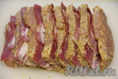 В разрезы гармошки проложить кусочки бекона.