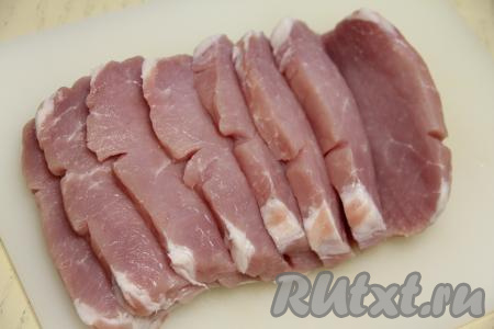 На свинине сделать надрезы на расстоянии 1 сантиметр друг от друга. До конца не дорезаем, должна получиться "гармошка".