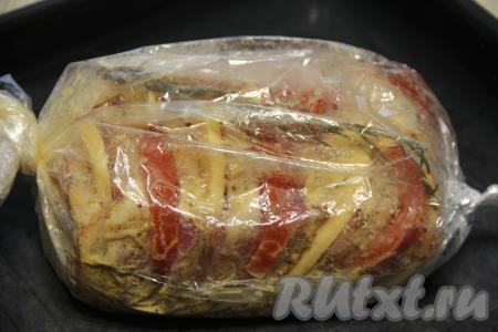 Переложить свинину с беконом, помидорами и сыром в пакет для запекания. Выложить пакет на противень, поверх мяса я положила веточку розмарина, но это по желанию. Завязать пакет с двух сторон. Сверху на поверхности пакета сделать несколько проколов зубочисткой для выхода пара. Вместо пакета для запекания можно завернуть мясо в фольгу, сложенную в два слоя.