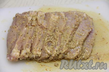 Смазать мясо со всех сторон маринадом и оставить минимум на 1 час.