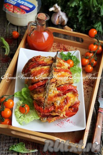 Аккуратно разрезать пакет и переложить мясо на тарелку. Подать нежную, вкусную, ароматную гармошку из свинины к столу в горячем виде.