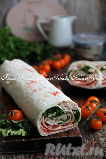 Перед подачей нарезать рулет на кусочки толщиной примерно 1,5 сантиметра и подать к столу. Рулет из лаваша, приготовленный с копчёной курицей и творожным сыром, получается очень аппетитным, вкусным и достаточно сытным. Его можно подать к столу и в будни, и в праздники!