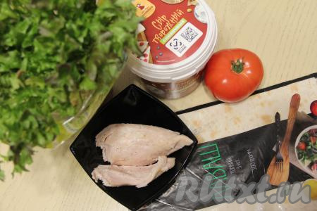 Подготовить продукты для приготовления рулета из лаваша с копчёной курицей и творожным сыром. Помидор и листья салата вымыть. Листовой салат можно использовать любой.