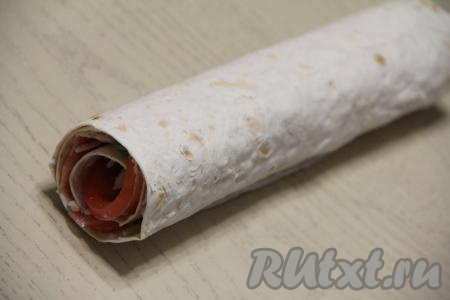 Лаваш с начинкой, начиная со стороны с салатом, свернуть в плотный рулет. Я края лаваша не подгибала.