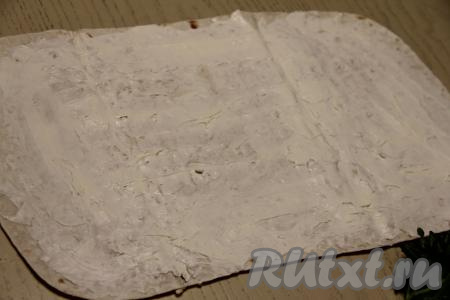 Лист лаваша расстелить и смазать творожным сыром.