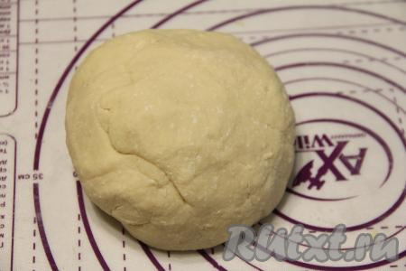 Творожное тесто должно получиться нежным и пластичным, не липнуть к рукам.