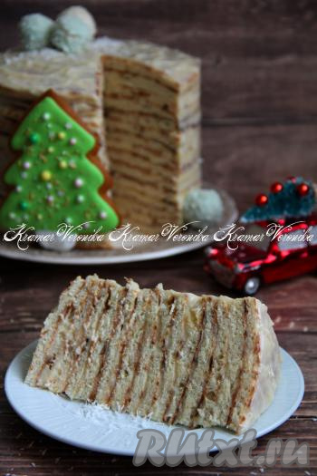 Украсить по желанию. А вот какой разрез у нашего нежного, вкусного творожного "Наполеона", сразу и не догадаешься, что коржи испечены на сковороде.