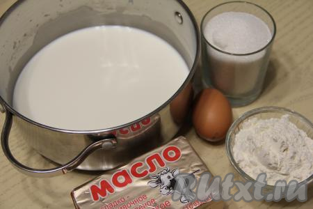 Для начала приготовим заварной крем, чтобы он хорошо стабилизировался. Сливочное масло для приготовления крема нужно достать заранее, чтобы оно при комнатной температуре согрелось и стало достаточно мягким. Молоко налить в кастрюлю, в которой будете варить крем.