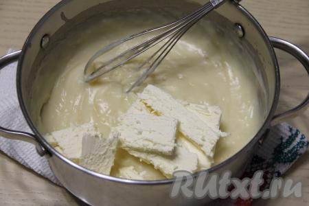 Снять кастрюлю с огня. В горячий крем добавить сливочное масло, размягчившееся при комнатной температуре. Перемешать крем до полного растворения масла.