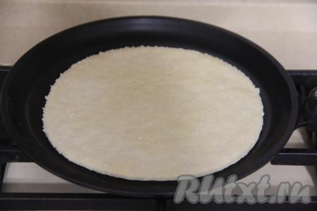 Выложить корж на сухую разогретую сковороду.