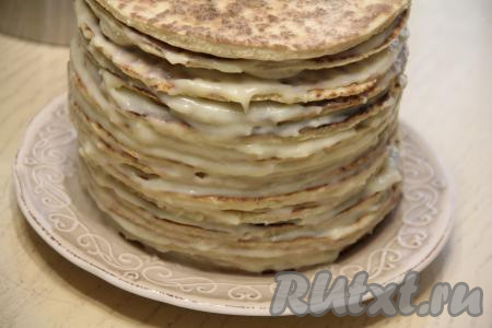 Готовые коржи остудить. Сформировать творожный торт "Наполеон", промазывая каждый корж заварным кремом и складывая их один на другой. Верх и бока торта тоже промазать кремом. Чтобы придать сформированному торту более ровную форму, я зажала его в металлическое кольцо с ацетатной плёнкой. Убрать торт в холодильник на ночь.