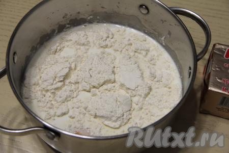 В кастрюле с молоком добавить сахар, яйцо и муку, перемешать массу венчиком до однородности и поставить на средний огонь. Довести крем до кипения, постоянно помешивая венчиком. Крем закипит и сразу загустеет.