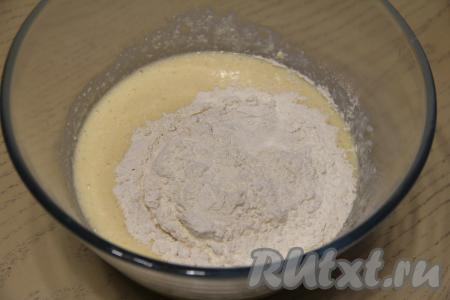 Частями всыпать муку, перемешивая творожное тесто сначала ложкой, а затем вымесить руками. 