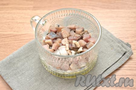 Филе сельди режем на небольшие кусочки, проверяя, чтобы не было косточек, и равномерно раскладываем поверх картофеля.