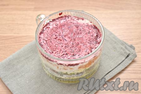 Завершающий слой по традиции - свекла, натёртая на крупной тёрке, равномерно смазываем майонезом.