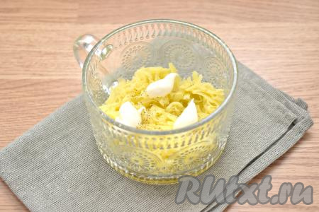 Моем свеклу, морковь и картошку. Отвариваем морковку и картофель в кожуре до готовности (на варку после закипания воды потребуется минут 20-25). Отдельно в кожуре отвариваем до готовности свеклу (на варку потребуется минут 45-50). Полностью готовые варёные овощи будут легко прокалываться ножом. Даём отваренным корнеплодам остыть под холодной водой, достаём и даём немного обсохнуть, очищаем их непосредственно перед формирование салата. Яйца отвариваем в течение 10 минут с момента закипания воды, даём им остыть, очищаем. Салат "Селёдка под шубой" традиционно будет выкладываться слоями, формировать его можно в достаточно глубоком салатнике или в порционных креманках (я формировала в креманках). Натираем картошку на крупной тёрке и выкладываем первым слоем в салатник (или креманки), немного солим, перчим, смазываем майонезом.