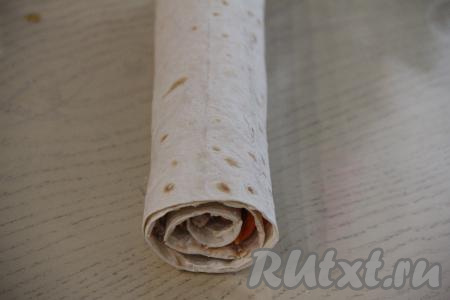 Лаваш с начинкой свернуть в достаточно плотный рулет (края лаваша я не стала подгибать), завернуть его в фольгу и убрать в холодильник на час.