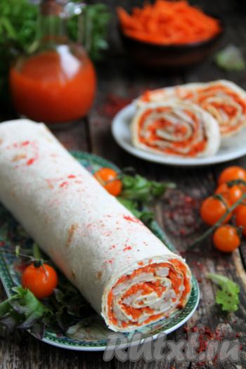 Затем яркий рулет из лаваша с пикантной начинкой из копчёной курицы и корейской моркови нарезать на кусочки, выложить на тарелку и можно подавать к столу. Эта закуска получается и аппетитной, и вкусной, попробуйте!
