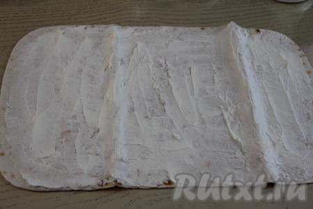 Лаваш смазать плавленным сыром.&nbsp;