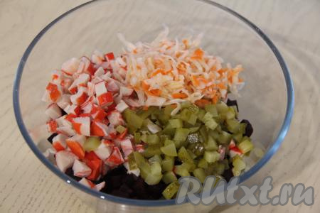 Сюда же выложить квашеную капусту, посолить винегрет по вкусу.