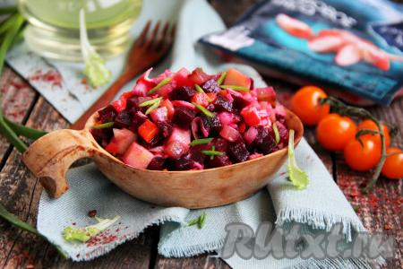 Вкусный, яркий, нежный винегрет с крабовыми палочками можно сразу подавать к столу.