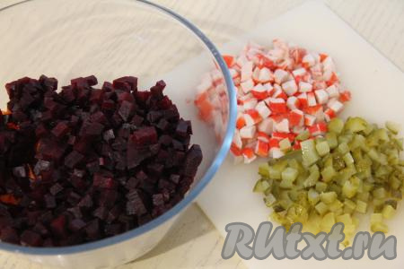 Огурцы и крабовые палочки нарезать на средние кубики, добавить в салатник.