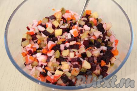 Заправить растительным маслом, хорошо перемешать.