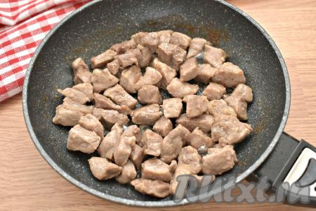 Разогреваем на сковороде растительное масло, затем выкладываем кусочки свинины и обжариваем их на огне выше среднего около 10 минут, периодически перемешивая.