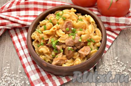 Мягкий, сочный гуляш, приготовленный из свинины в томатно-сметанном соусе, поданный к столу с макаронами, станет вкусным, сытным блюдом для вас и ваших близких.