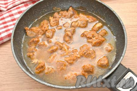 К свинине вливаем 150 миллилитров тёплой воды, перемешиваем, даём&nbsp;томатно-сметанному соусу закипеть, накрываем сковороду крышкой, уменьшаем огонь и тушим гуляш минут 15-20.