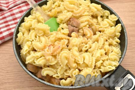 По истечении 15-20 минут гуляш будет готов (мясо станет мягким). Я подавала это блюдо с предварительно отваренными макаронами. В готовый гуляш я добавила отваренные до готовности макароны, перемешала и прогрела на небольшом огне под крышкой минуты 2.