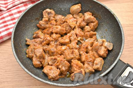 Перемешиваем, обжариваем минуты 2.