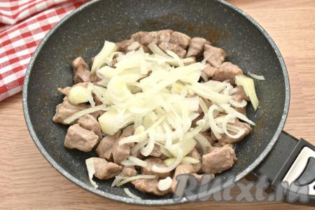 Лук нарезаем на четверть кольца (можно нареза и на полукольца), добавляем к обжаренному мясу на сковороду, перемешиваем. Обжариваем свинину с луком, иногда перемешивая, на среднем огне минут 5-7 (до мягкости лука).