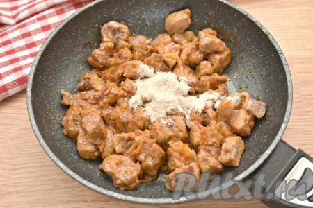 Добавляем муку, перемешиваем.