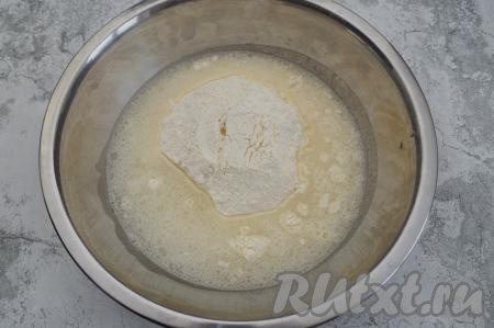 Первым делом замесим тесто для вертут. Для этого в миске соединяем тёплую воду (вода должна быть достаточно тёплой, но не горячей) с солью и растительным маслом, перемешиваем до растворения кристаллов соли. 500 грамм пшеничной муки просеиваем в объёмную миску, сюда же вливаем смесь воды и масла.