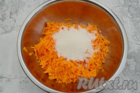 Пока тесто отдыхает, можно заняться начинкой для наших вертут. Тыкву очищаем от кожуры, убираем семечки. Нам понадобится 600 грамм очищенной тыквы. Тыкву натираем на крупной тёрке, выкладываем в миску, сразу добавляем сахар, перемешиваем. Сахар добавляйте в соответствии со сладостью тыквы. У меня была достаточно сладкая тыква, поэтому я положила 4 столовых ложки сахара. Если тыква не сладкая, тогда, возможно, понадобится чуть больше сахара (в состав теста сахар не входит, поэтому начинка должна быть достаточно сладкой).