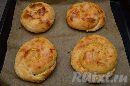 Выпекаем вертуты с тыквой в разогретой до 180 градусов духовке в течение 50-60 минут. Готовность можно проверить, проткнув выпечку в середине (там больше всего теста) деревянной зубочисткой (если зубочистка останется сухой, на ней не будет вкраплений теста, значит вертута готова).