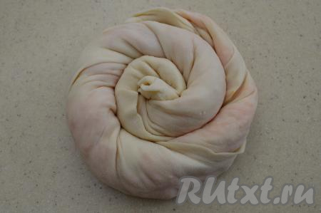 Заворачиваем рулет, начиная с одного края, в "улитку" и сразу перекладываем на противень, застеленный пергаментной бумагой. Аналогично формируем ещё 3 вертуты. Если тыквенная начинка будет выделять сок, тогда его следует отжимать, чтобы лишняя жидкость не попала в выпечку. Формировать вертуты нужно достаточно быстро, чтобы они не успели начать размокать (но и в спешке работать не нужно, важно, чтобы тесто было раскатано очень тонко).